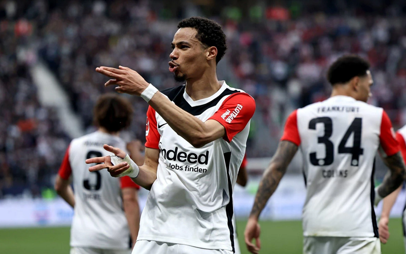 eintracht-frankfurt-ra-gia-tren-troi-cho-hugo-ekitike-chelsea-gap-kho